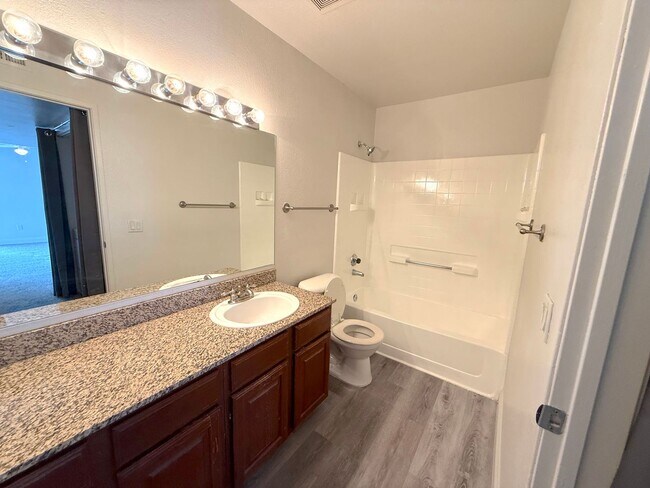 Building Photo - SPACIOUS 3BED/2BATH CONDO ON THE FIRST FLOOR!