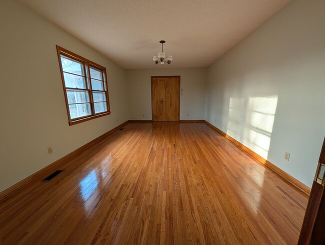 Building Photo - MOVE-IN READY! **Move-in Special**$500 off First full months rent