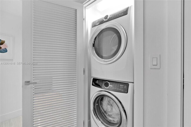 Building Photo - 1451 Brickell Ave