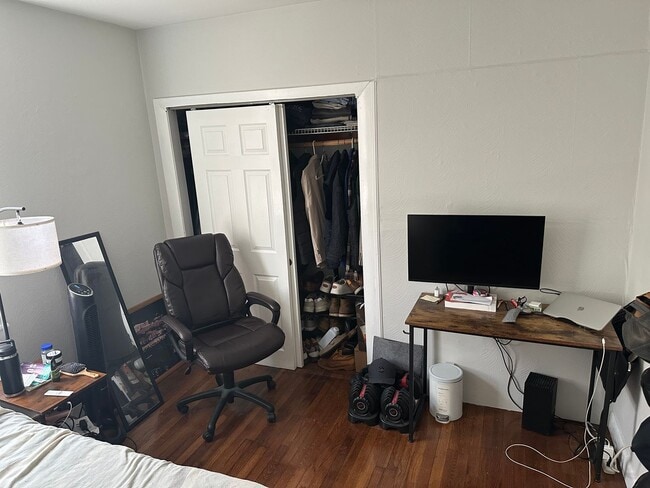 Building Photo - Nicely updated 2 bed in South Boston!  This is a STEAL at this price!
