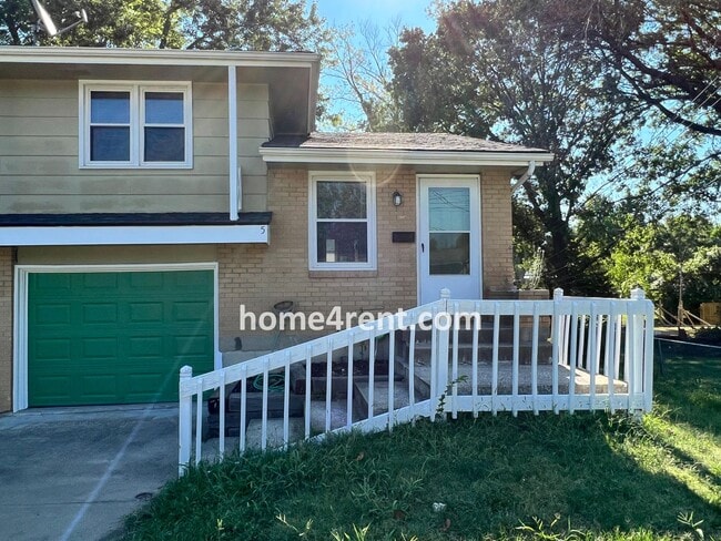 Building Photo - Attractive Lee's Summit Half Duplex w/ Lots of Natural Light and Spacious Bedrooms!