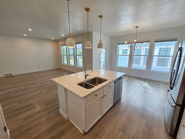 Building Photo - Amazing 4 Bed, 3.5 Daybreak Home with Office