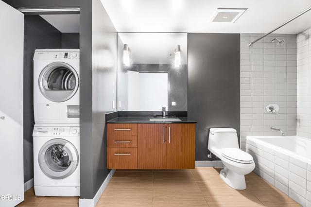 Building Photo - 530 S Hewitt St