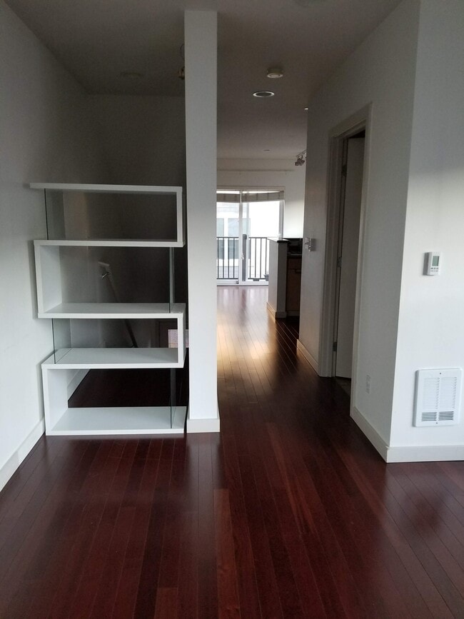 Building Photo - 809 Taylor Ave N