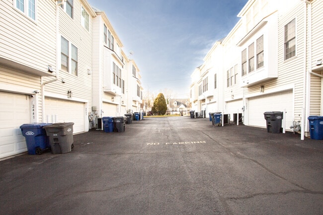 Building Photo - 2443 Huntington Park Dr