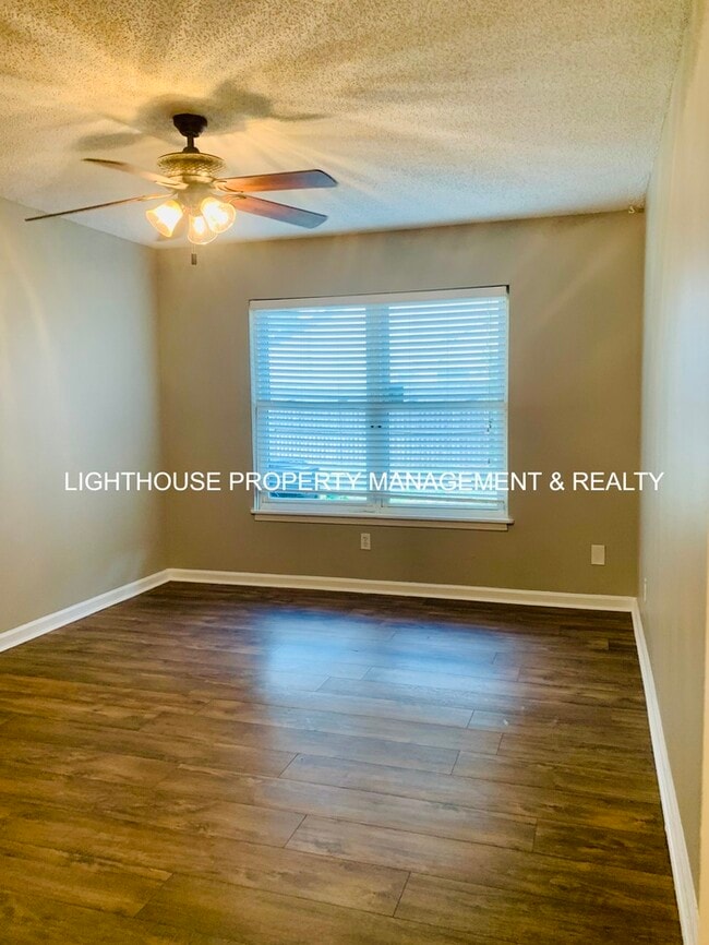 Building Photo - 2 Bed/2 Bath Single Story Townhome with At...