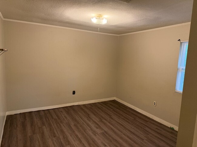Building Photo - 2 Bed 1 Bath Duplex
