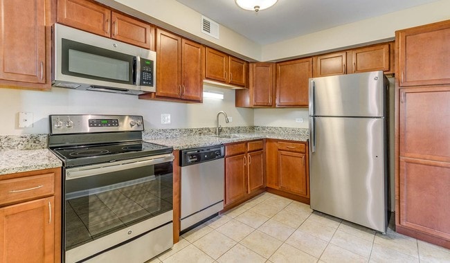 Kitchen with plenty of counter and cabinet space - Willow Bend