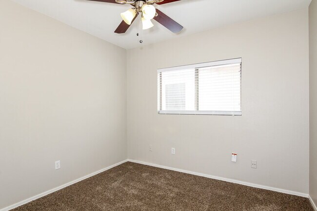 Building Photo - 11815 W Columbine Dr