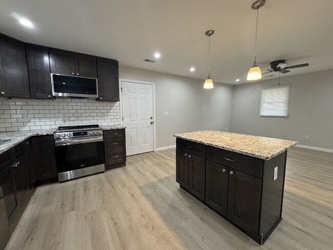 Building Photo - Recently Renovated Home Near Downtown Gillsville