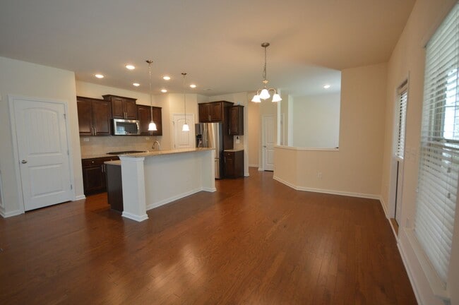 Building Photo - 904 Cozy Oak Ave