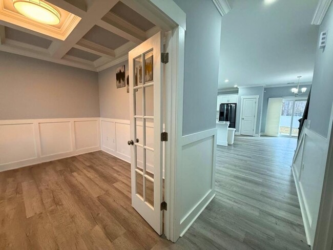 Building Photo - 6810 City View Dr