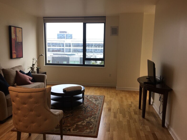 Building Photo - 260 King St