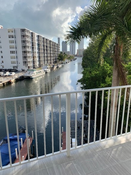 Boat rental avail steps from unit. no fixed bridges to ocean - 16531 NE 35th Ave