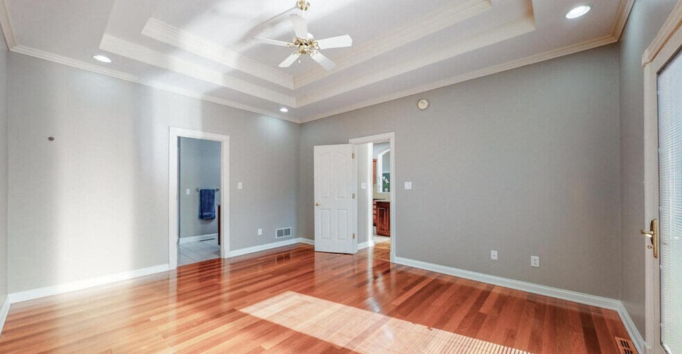 Building Photo - 402 Willow Creek Dr