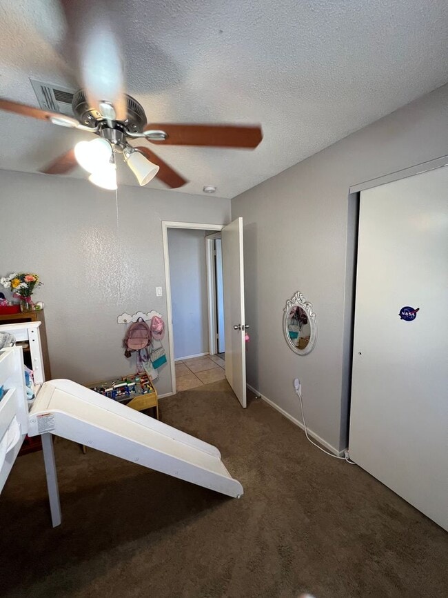 Building Photo - 4 BEDROOM HOME CLOSE TO SCHOOLS!