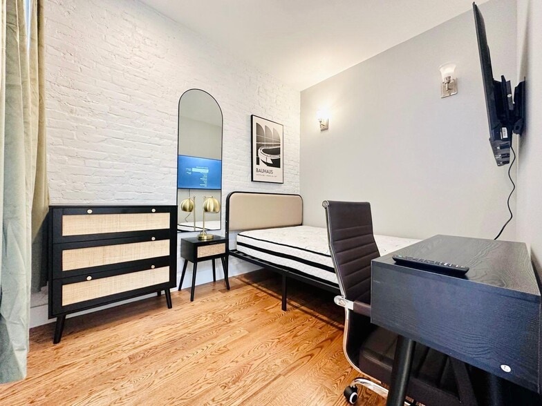 Building Photo - Furnished room/NOT APARTMENT