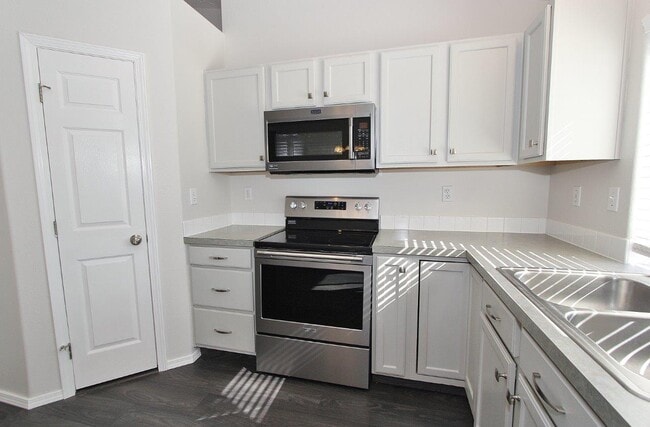 Building Photo - 725 E Wakely St