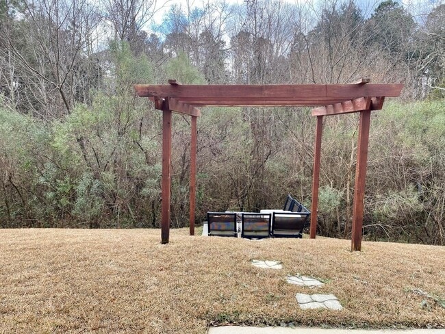 Building Photo - 450 Delmont Dr