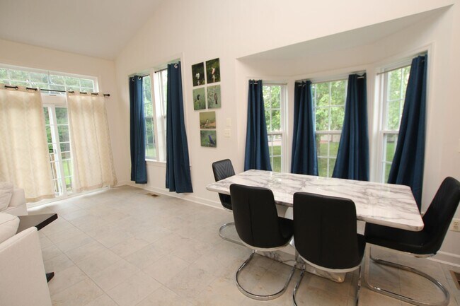 Building Photo - Spacious and modern single family home, lo...