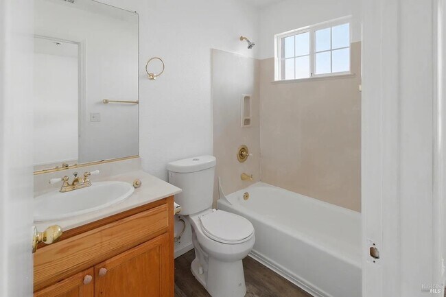 Building Photo - 712 Daniels Ave
