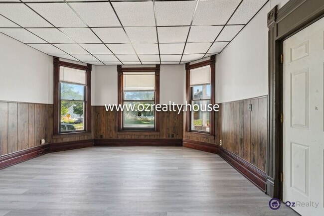 Building Photo - 1303 Western Ave