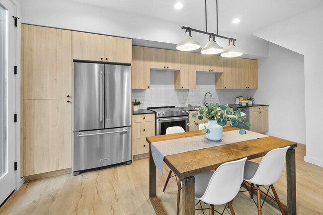 Building Photo - New Luxury Townhome in Seattle 2bed/2bath – Rooftop Deck, Pets OK