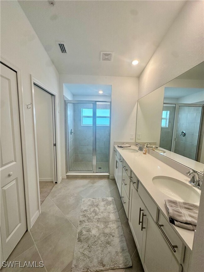 Building Photo - 15265 Grn Acrs Ave