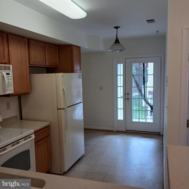 Building Photo - 2125 Hideaway Ct