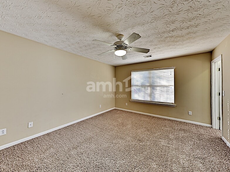 Building Photo - 158 Village Trace