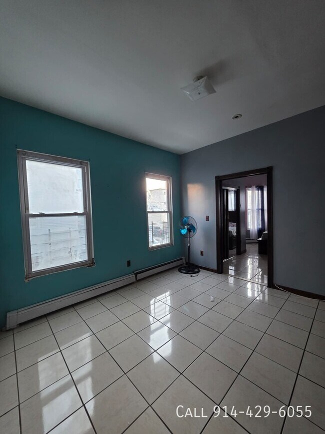 Building Photo - 104 Oak St