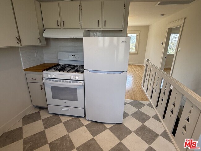 Building Photo - 130 S Ave 63