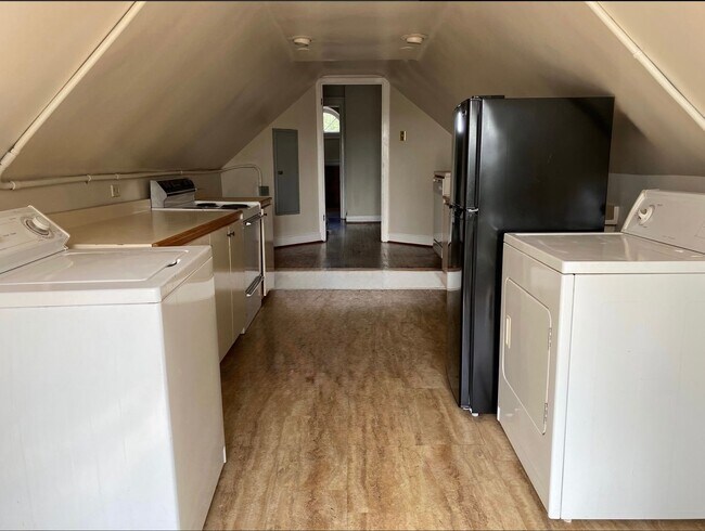 Building Photo - THREE 2 BEDROOM APARTMENTS IN THIS BUILDIN...