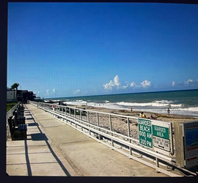 Building Photo - Upgraded 2BR/2BA Home Just Minutes from Vero Beach