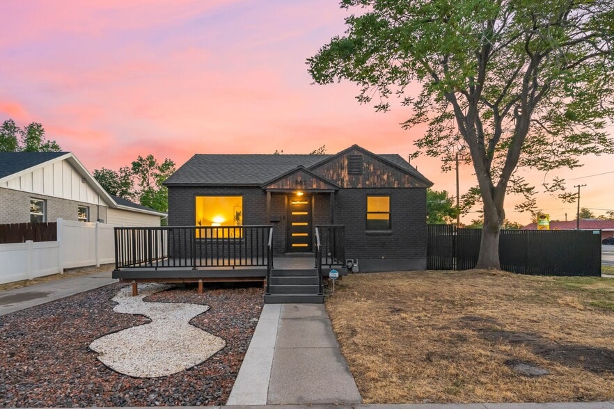 Building Photo - 983 N Poinsettia Dr