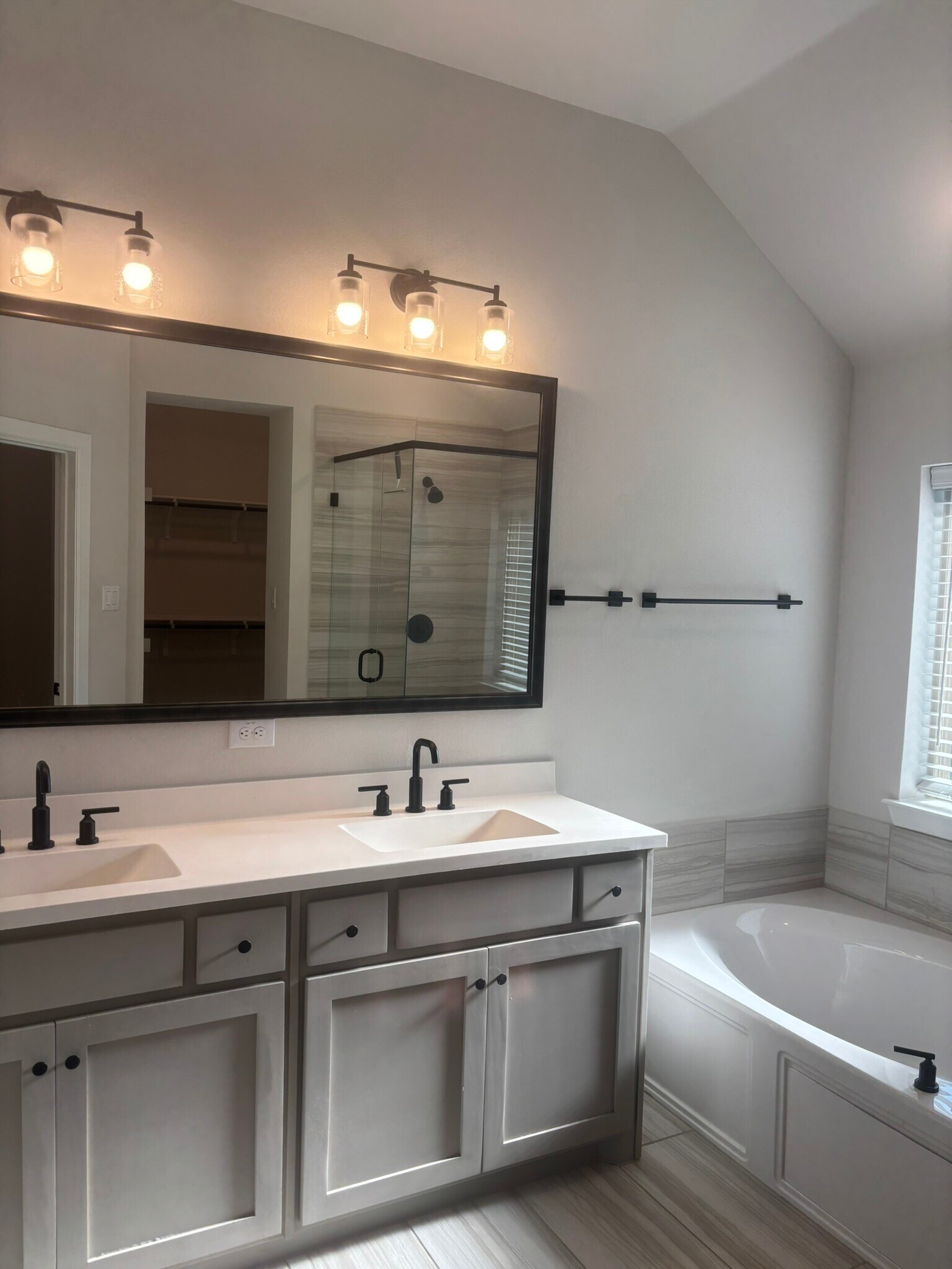 Building Photo - 8625 Spindletop Dr