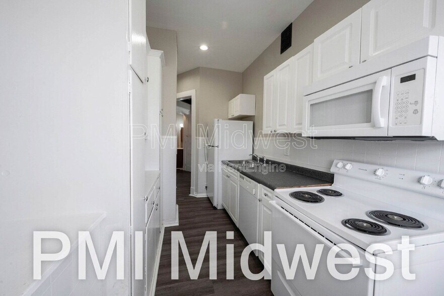 Building Photo - 125 E 17th St