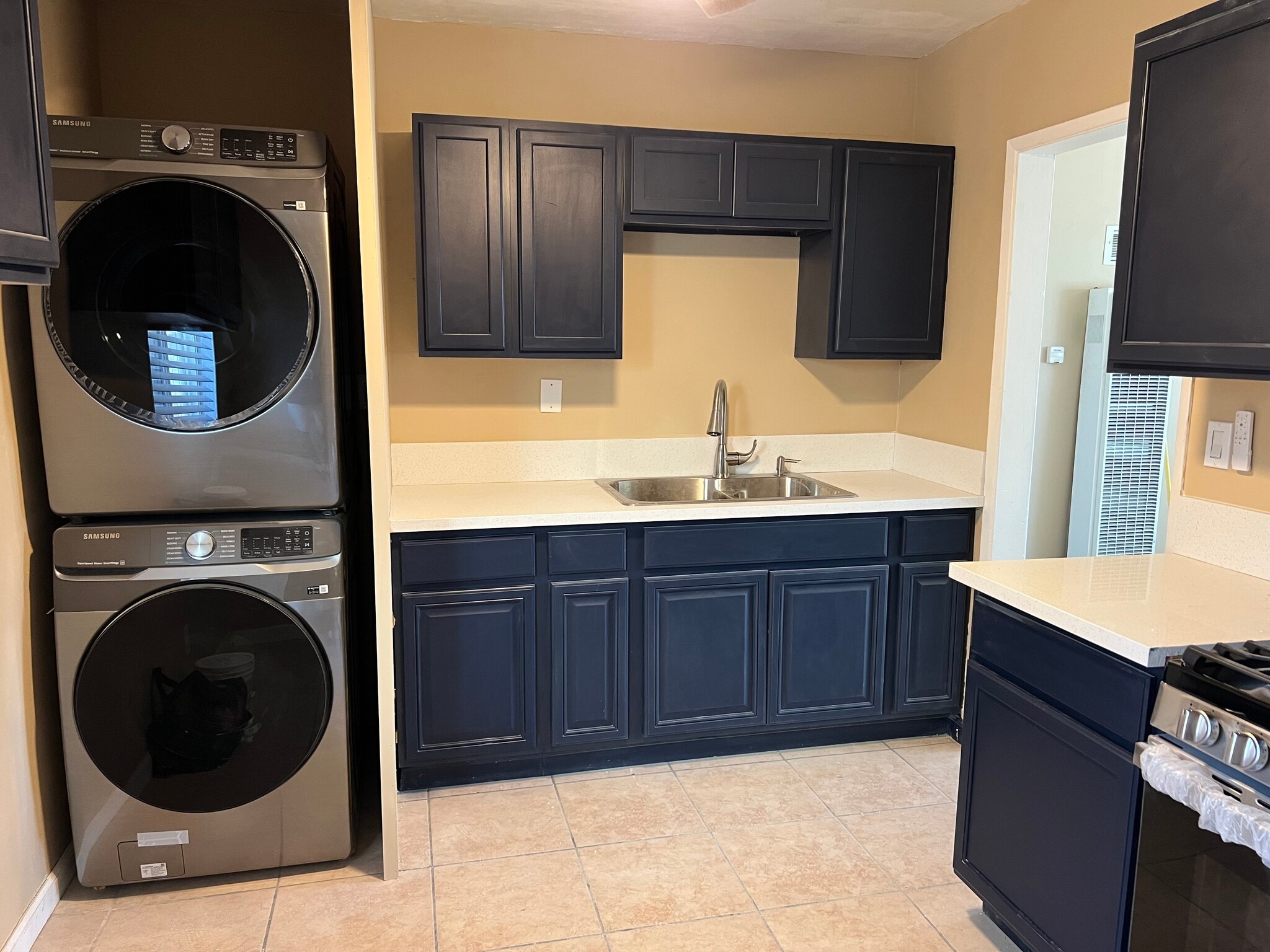 Building Photo - 576 N Wilson Ave