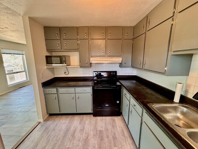 Building Photo - Spacious 4-Bedroom Home in Central Colorado Springs