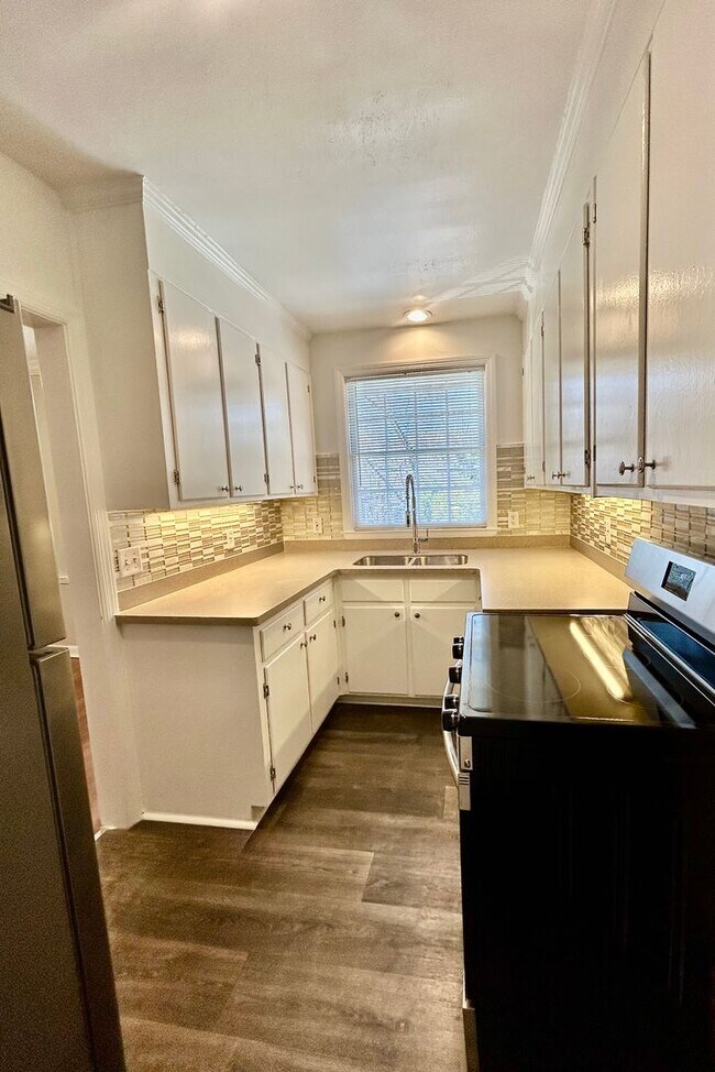Building Photo - Charming Upstairs Unit - Steps from Habers...