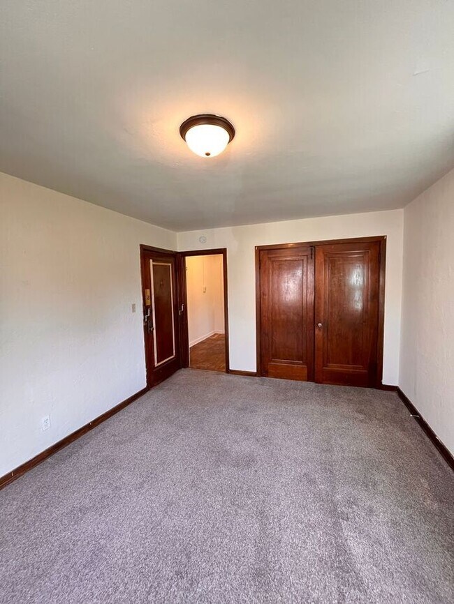Building Photo - Cozy 1-Bedroom Apartment - Prime Location ...