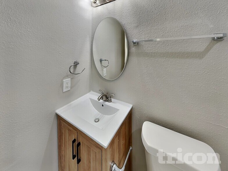 Building Photo - 624 Nora Ln