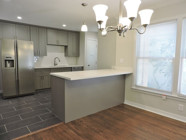 Building Photo - Total Remodel Townhome-Like Unit in Berkel...