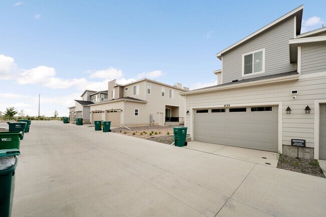 Building Photo - LUX 3BD, 2.5BA Aurora Highlands Townhome w...