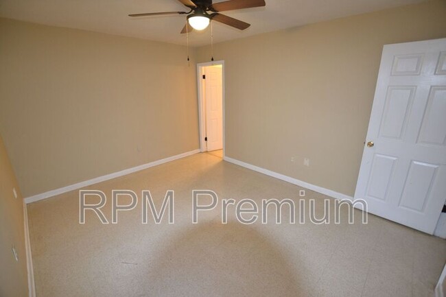 Building Photo - 2150 N Sherwood Forest Dr