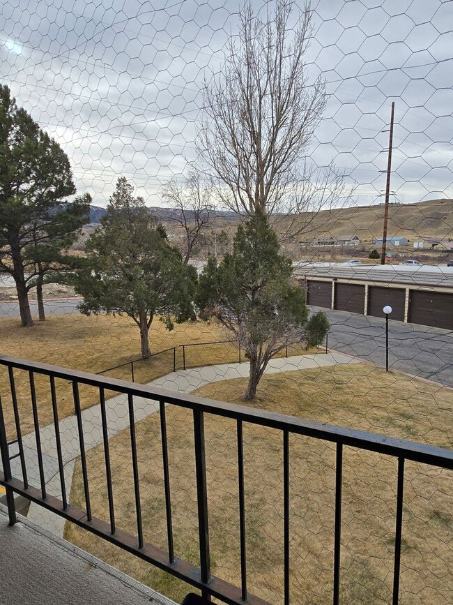 Building Photo - 2 Bedroom 1 Bathroom Condo Heat/Water Paid!