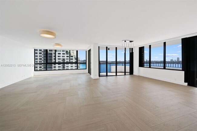 Building Photo - 520 Brickell Key Dr