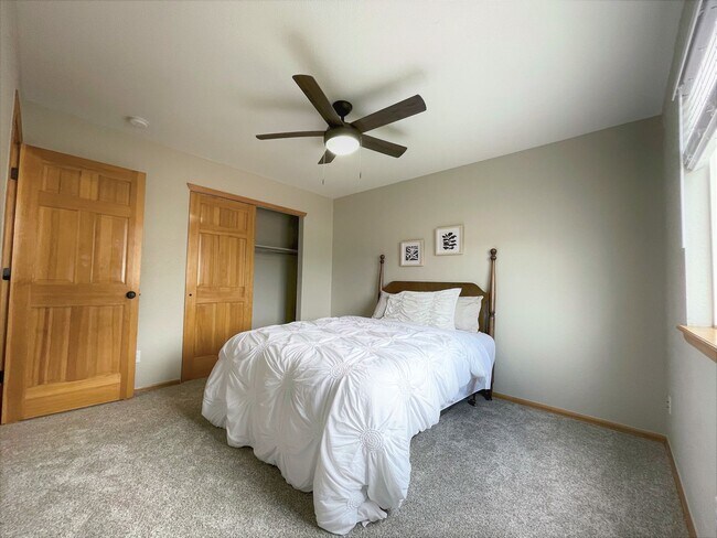 Building Photo - Stetson Hills Spacious Stunner! 4 bed, 3 bath, loft, and 3,100+sqft