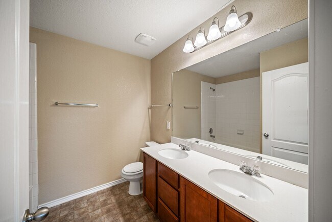 Building Photo - 4 Bedroom/2.5 Bath Mustang Valley Subdivision