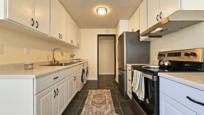 Primary Photo - 2825 S King St